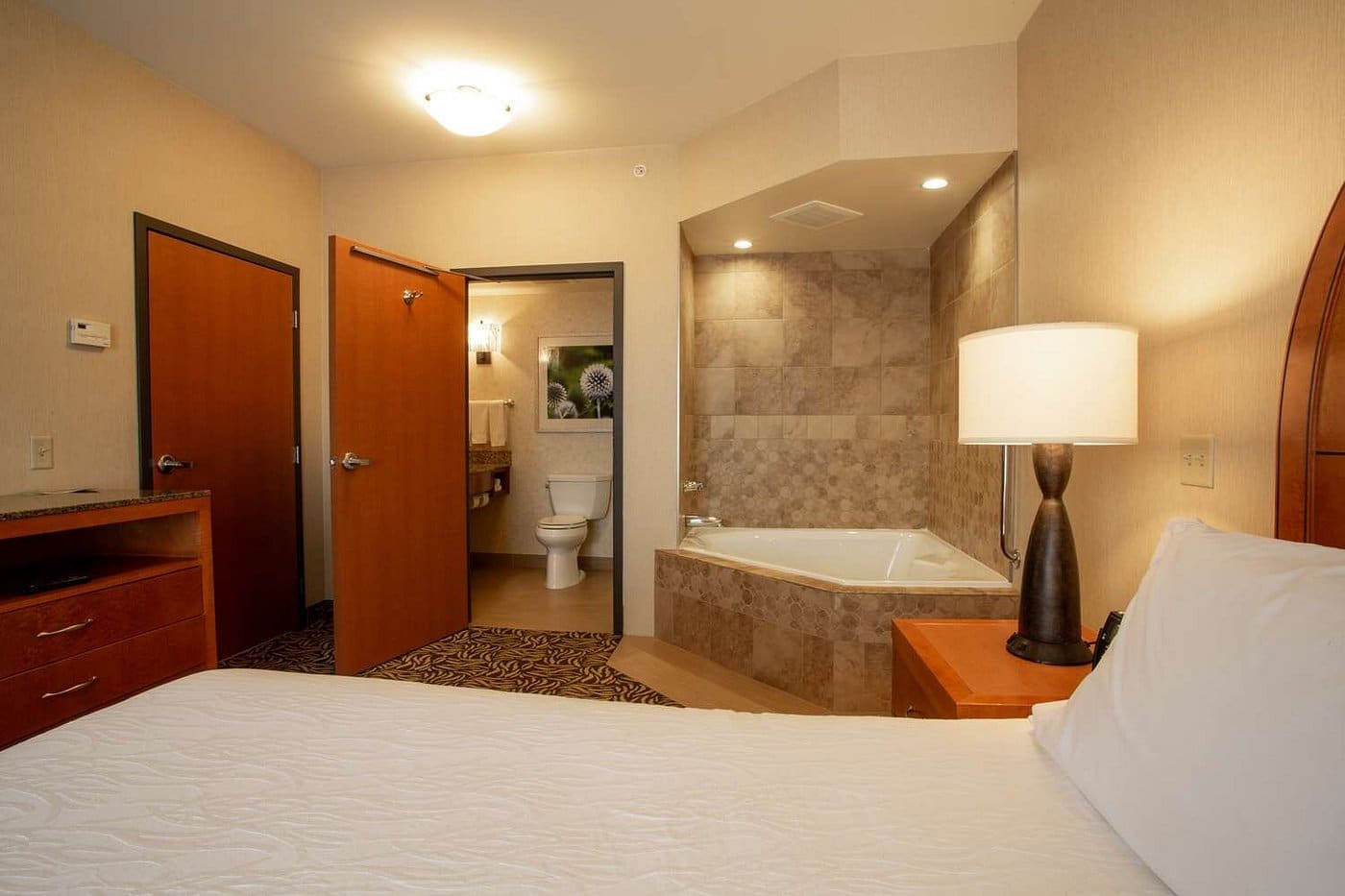 Hilton Garden Inn Cedar Falls has jacuzzi suites