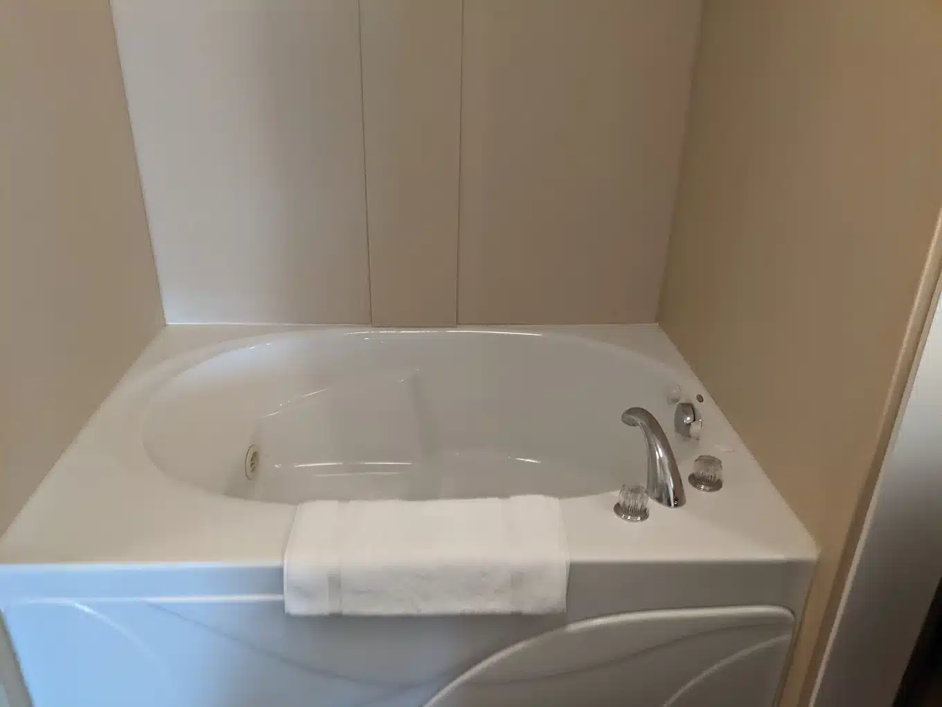 Hilton Garden Inn Dubuque Downtown has jacuzzi suites