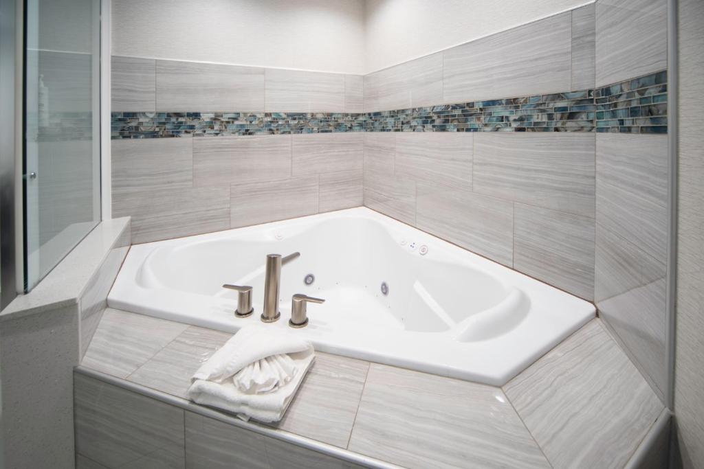 Hilton Garden Inn Fayetteville Fort Bragg has jacuzzi suites