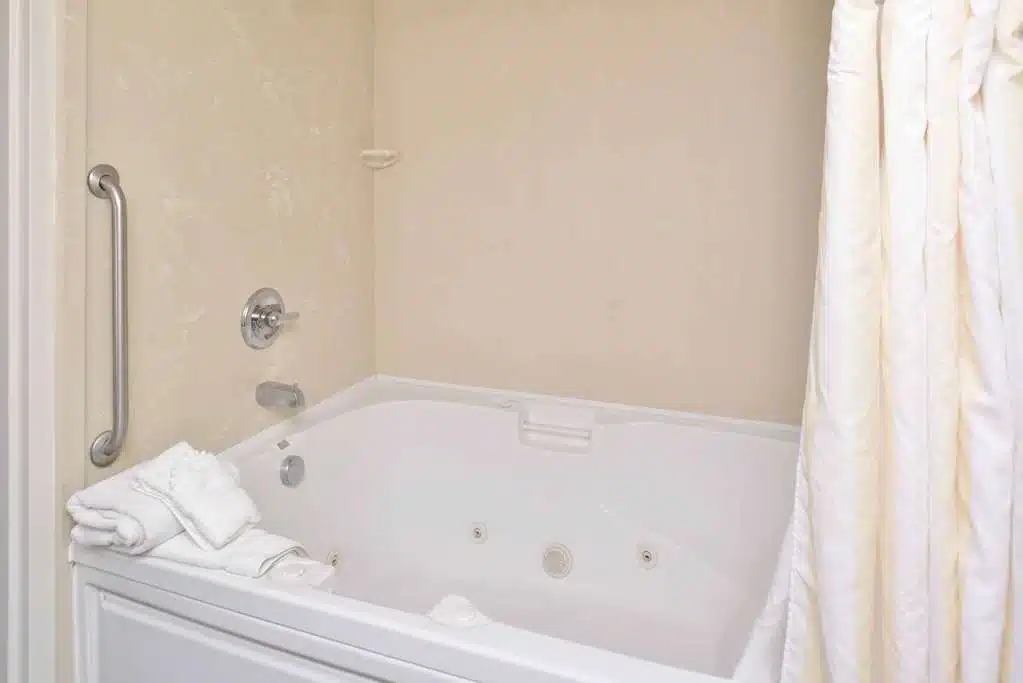 Hilton Garden Inn Indianapolis/Carmel has jacuzzi suites