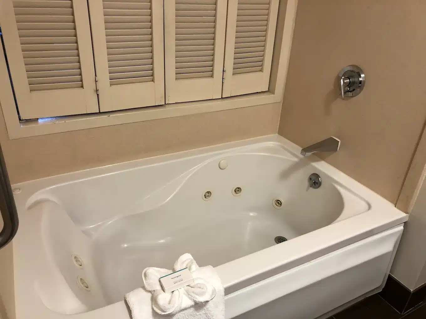 Hilton Garden Inn Secaucus/Meadowlands has jacuzzi suites