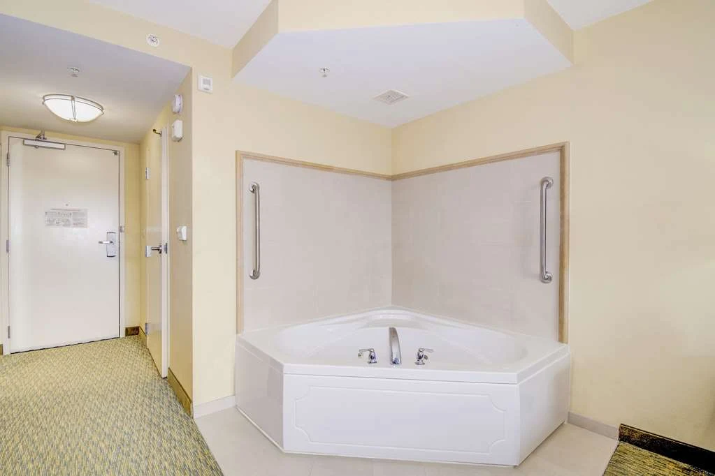 Hilton Garden Inn Waldorf has jacuzzi suites