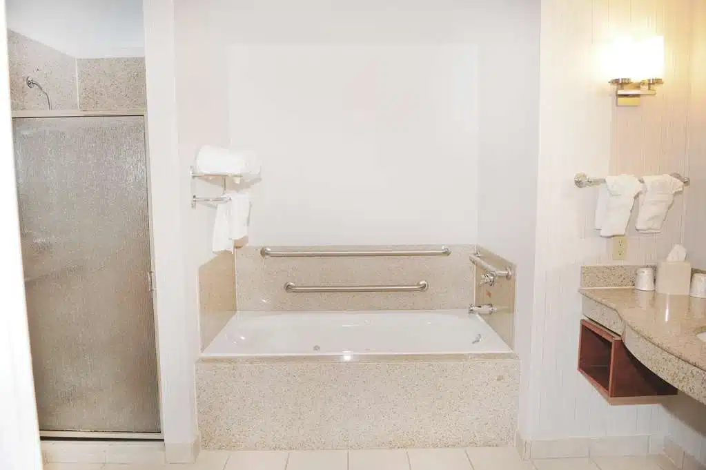 Hilton Garden Inn West Monroe has jacuzzi suites