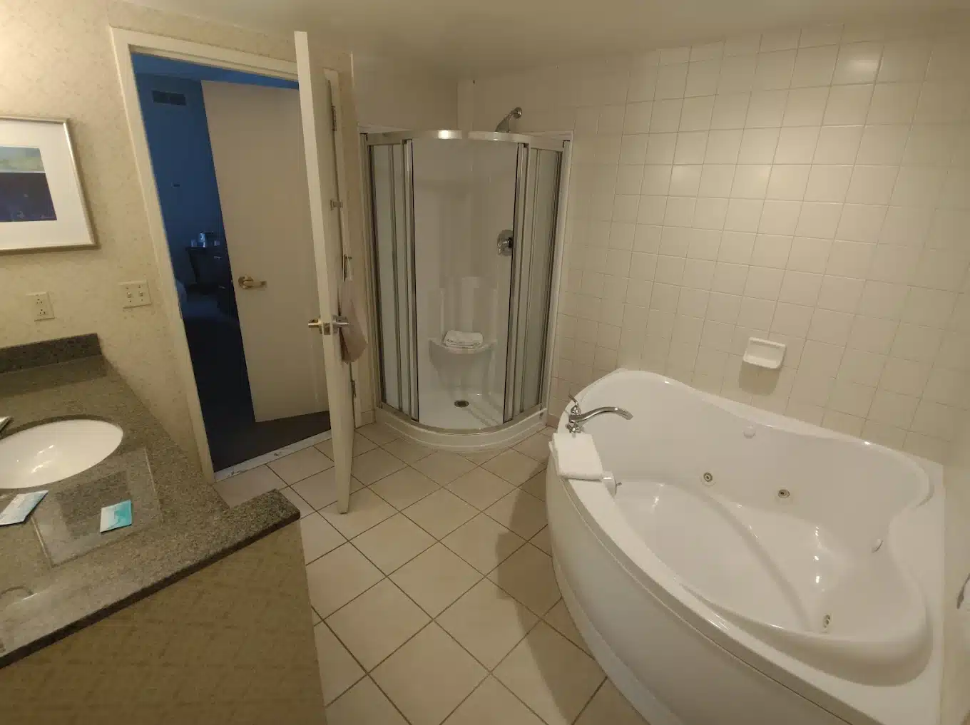 Hilton Scranton & Conference Center has jacuzzi suites