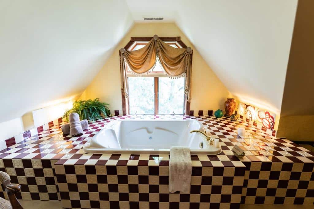Historic Webster House Bed and Breakfast has jacuzzi suites