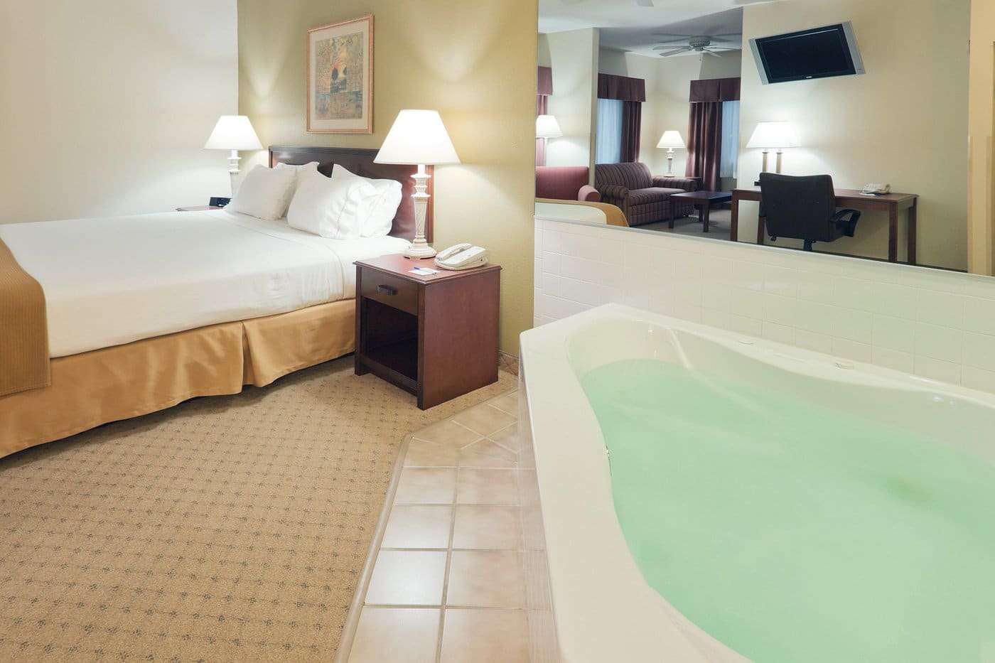 Holiday Inn Express Evansville – West has jacuzzi suites