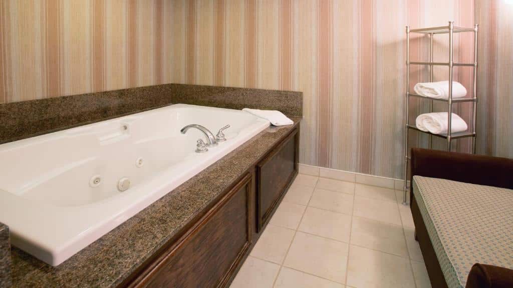 Holiday Inn Express Indianapolis Airport