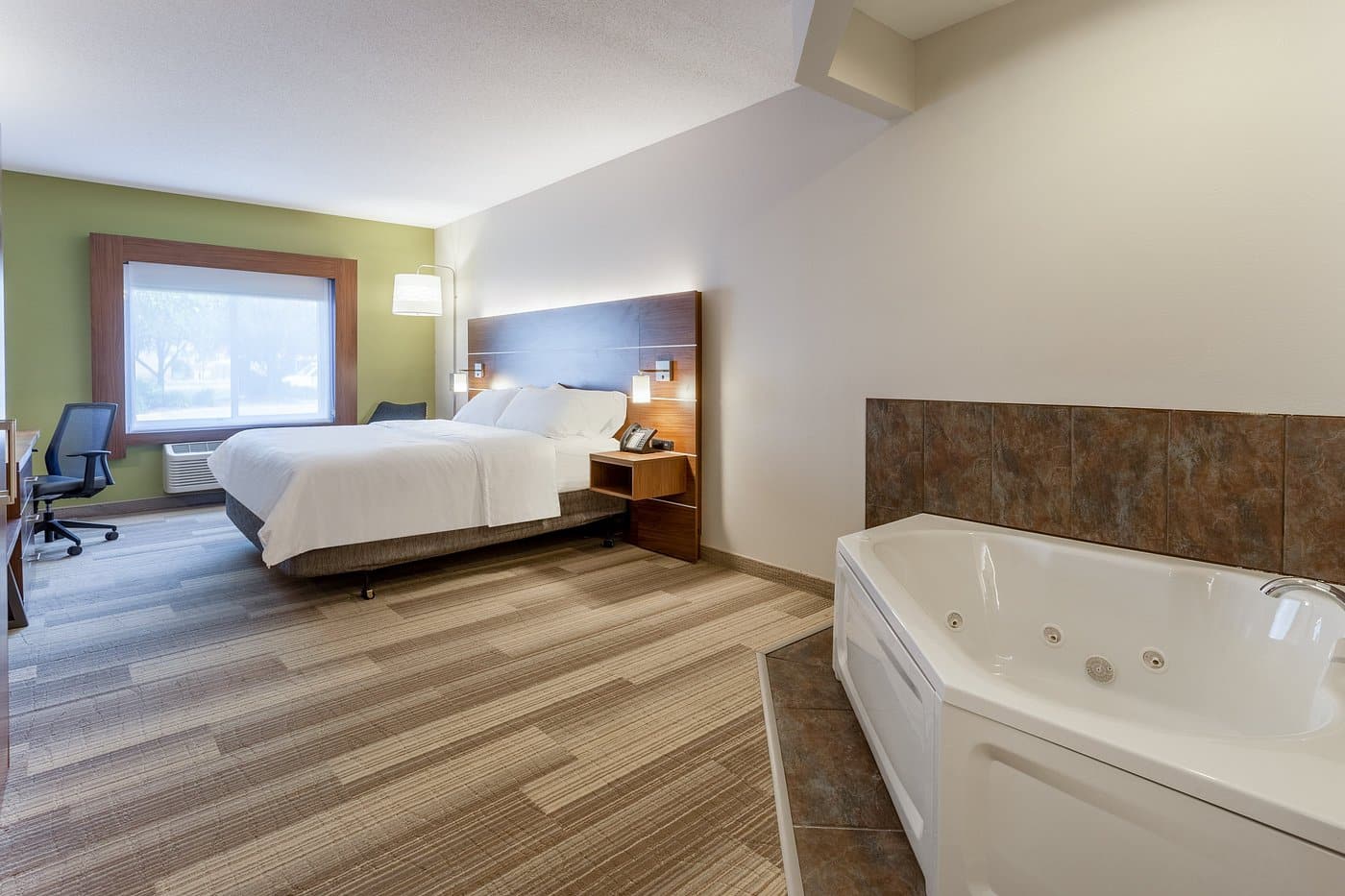 Holiday Inn Express & Suites Burlington by IHG has jacuzzi suites