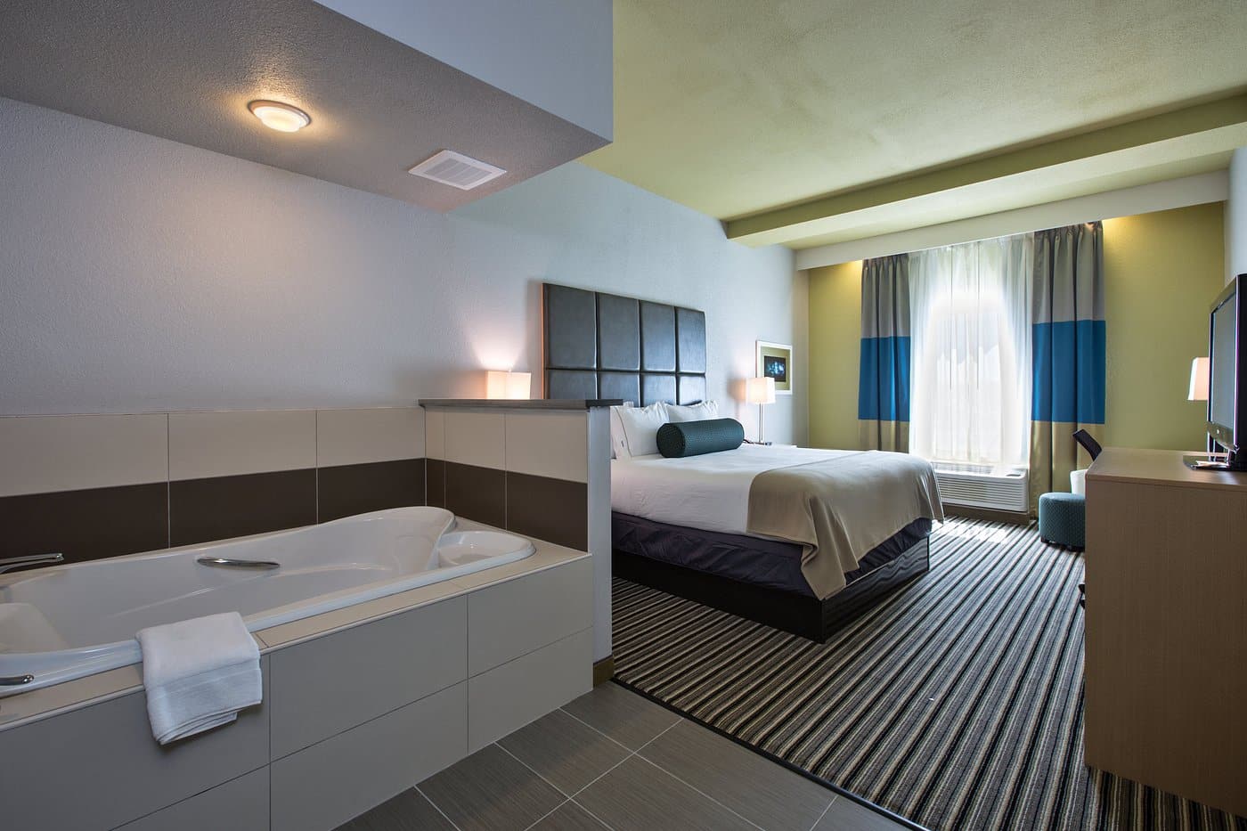 Holiday Inn Express & Suites Carlisle - Harrisburg Area By IHG has jacuzzi suites