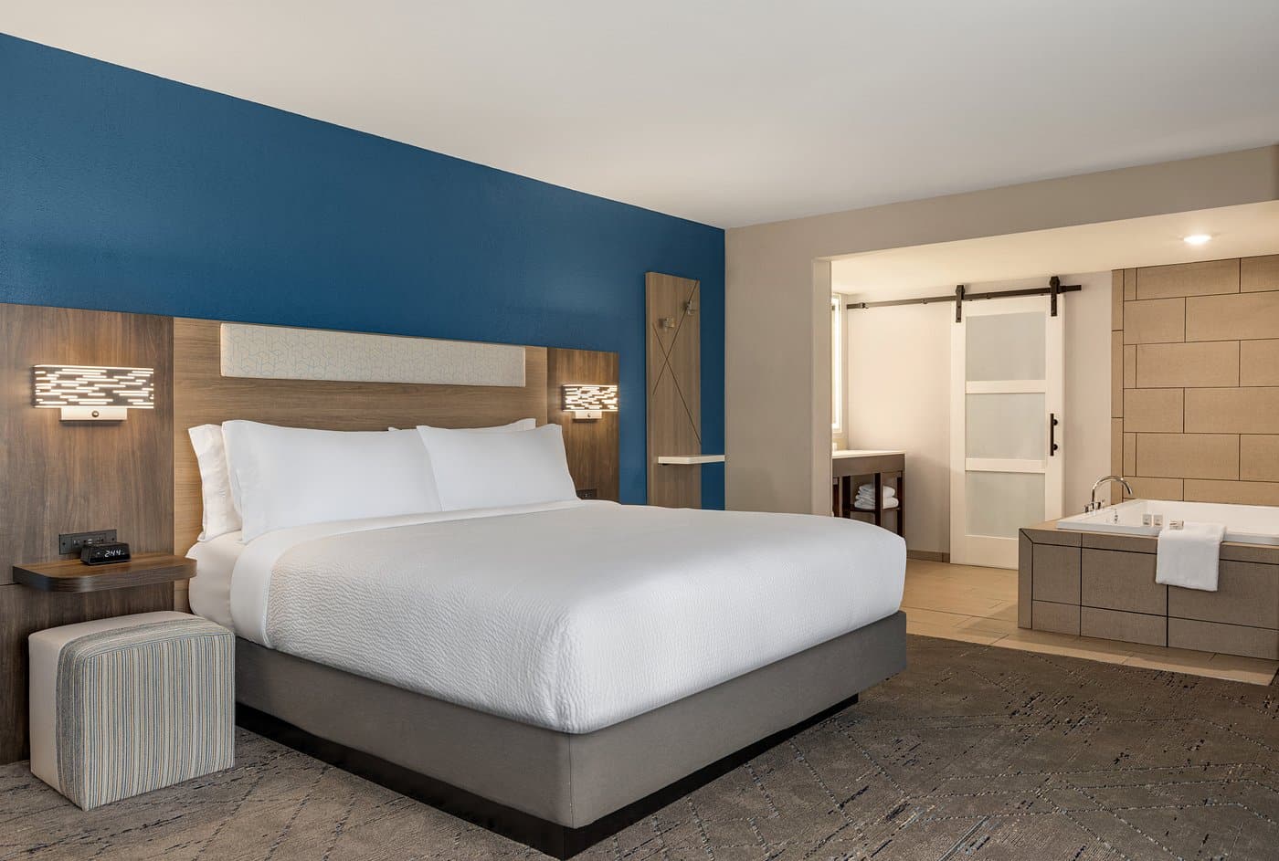 Holiday Inn Express & Suites Evansville Downtown has jacuzzi suites