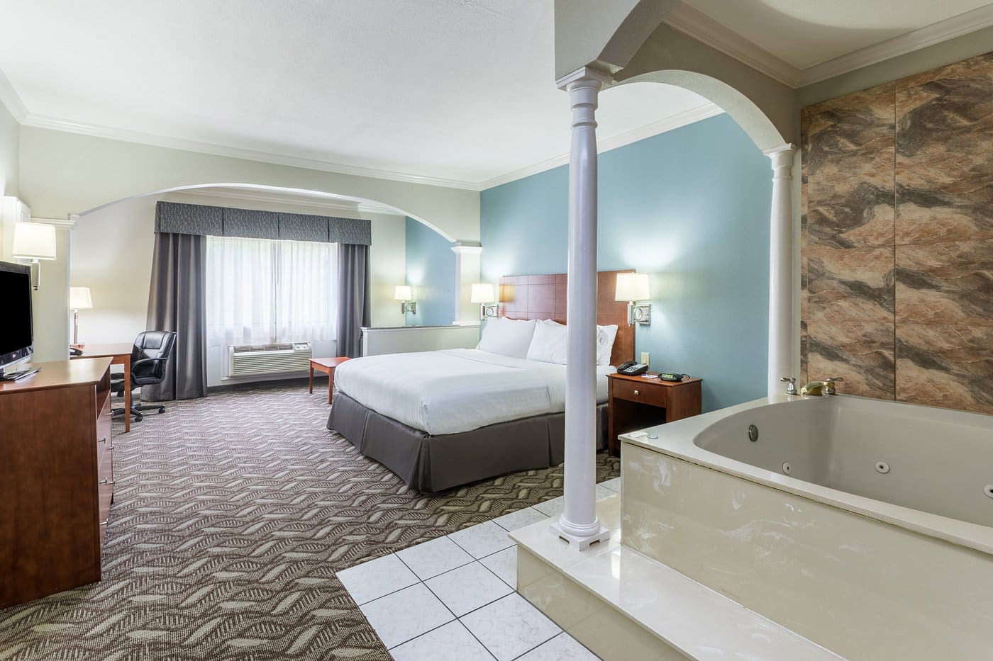 Holiday Inn Express & Suites Lake Charles By IHG has jacuzzi suites