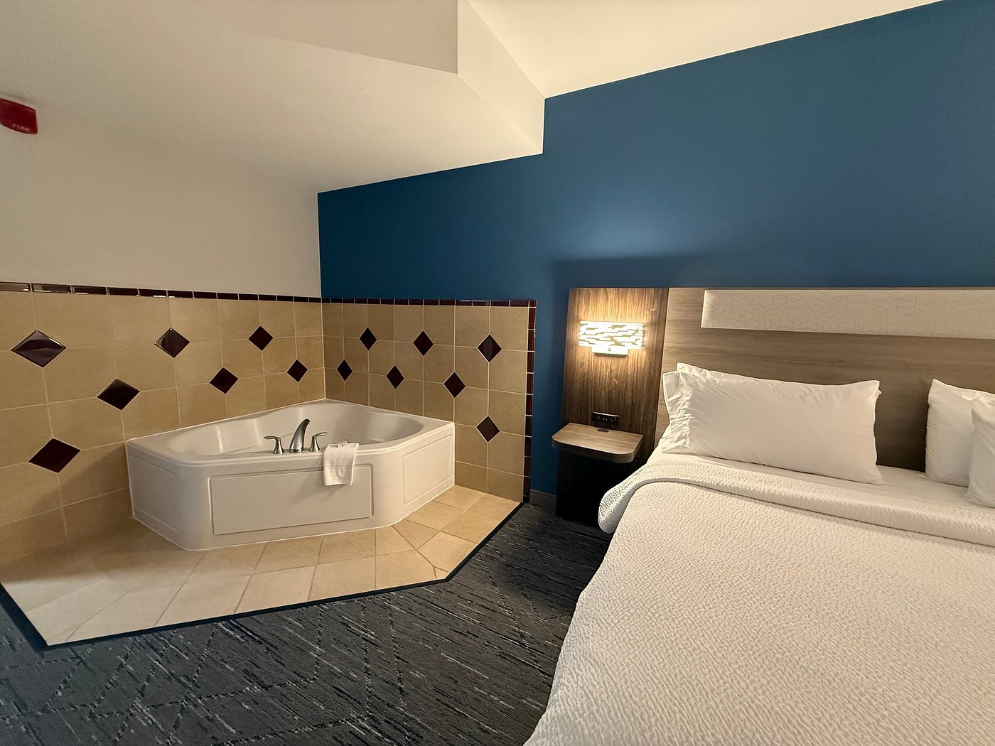 Holiday Inn Express & Suites Loveland By IHG has jacuzzi suites