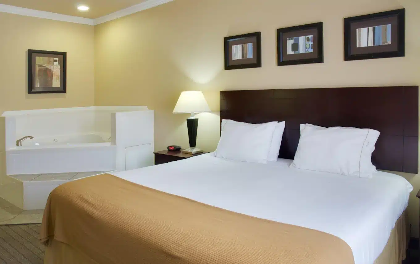 Holiday Inn Express & Suites Natchitoches By IHG has jacuzzi suites