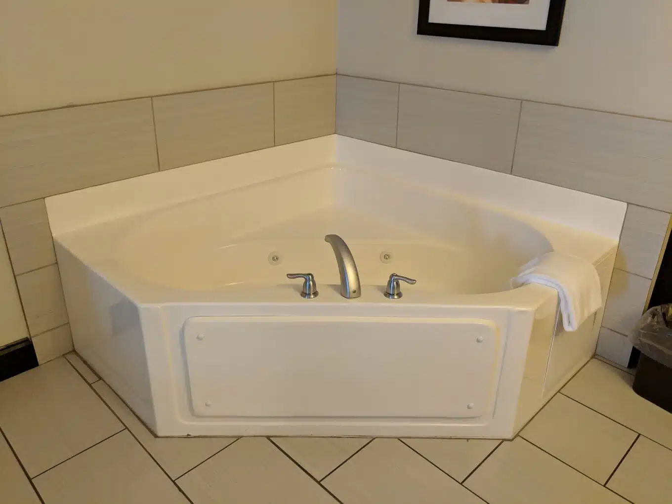 Holiday Inn Express & Suites Rockingham By IHG has jacuzzi suites