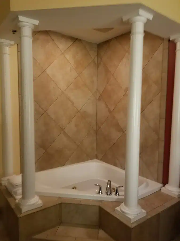 Holiday Inn Express & Suites Schererville has jacuzzi suites