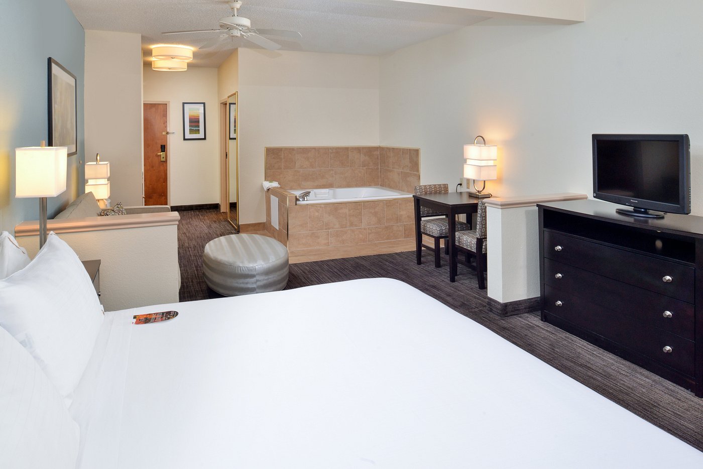 Holiday Inn Express & Suites St. Joseph Lakefront By IHG has jacuzzi suites
