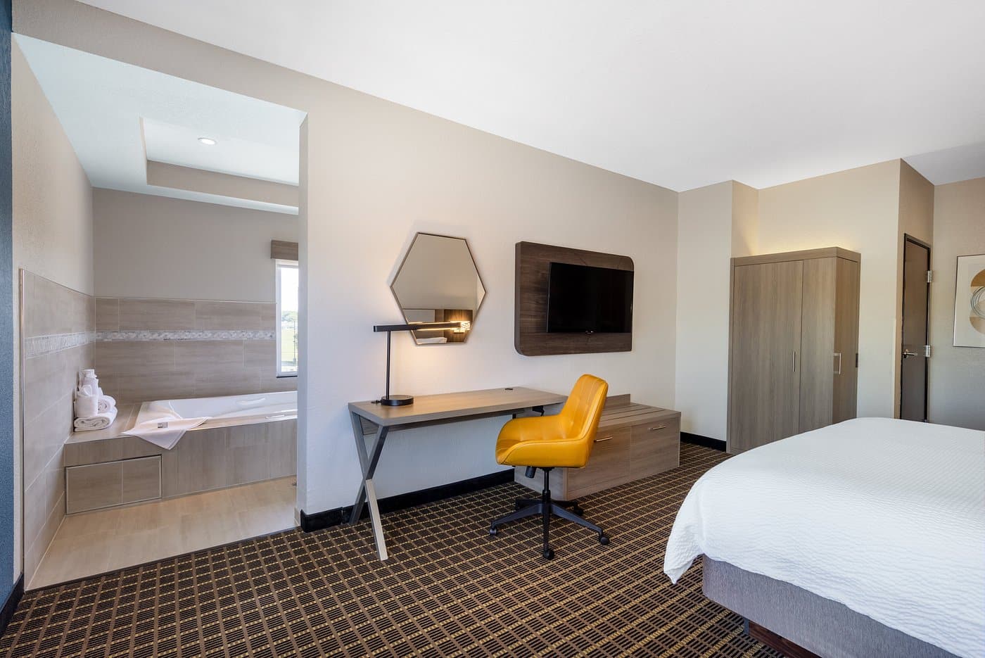 Holiday Inn Express and Suites Pittsburg has jacuzzi suites