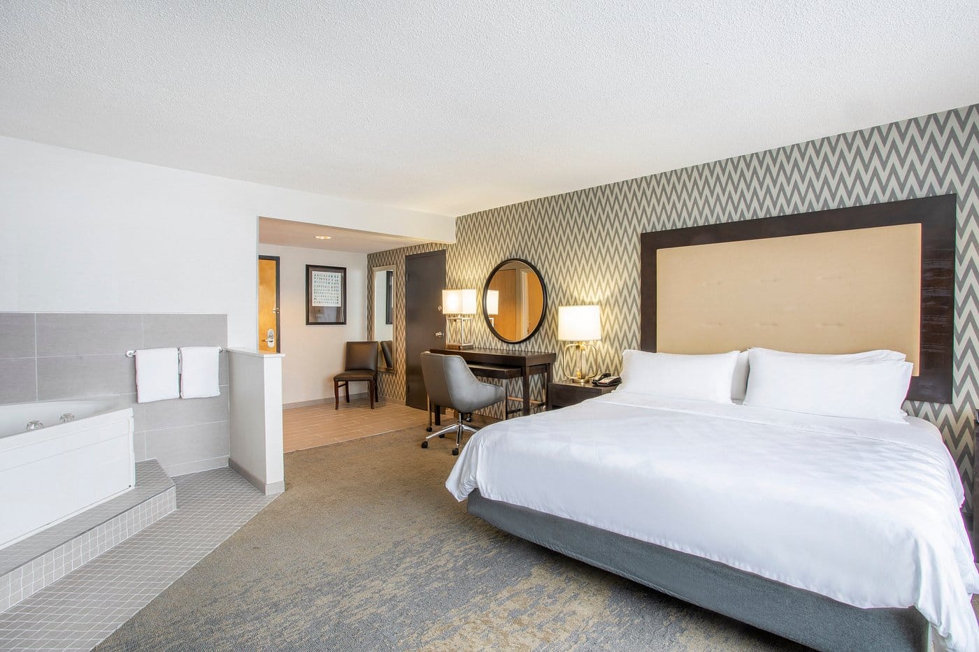 Holiday Inn & Suites Parsippany Fairfield By IHG has jacuzzi suites