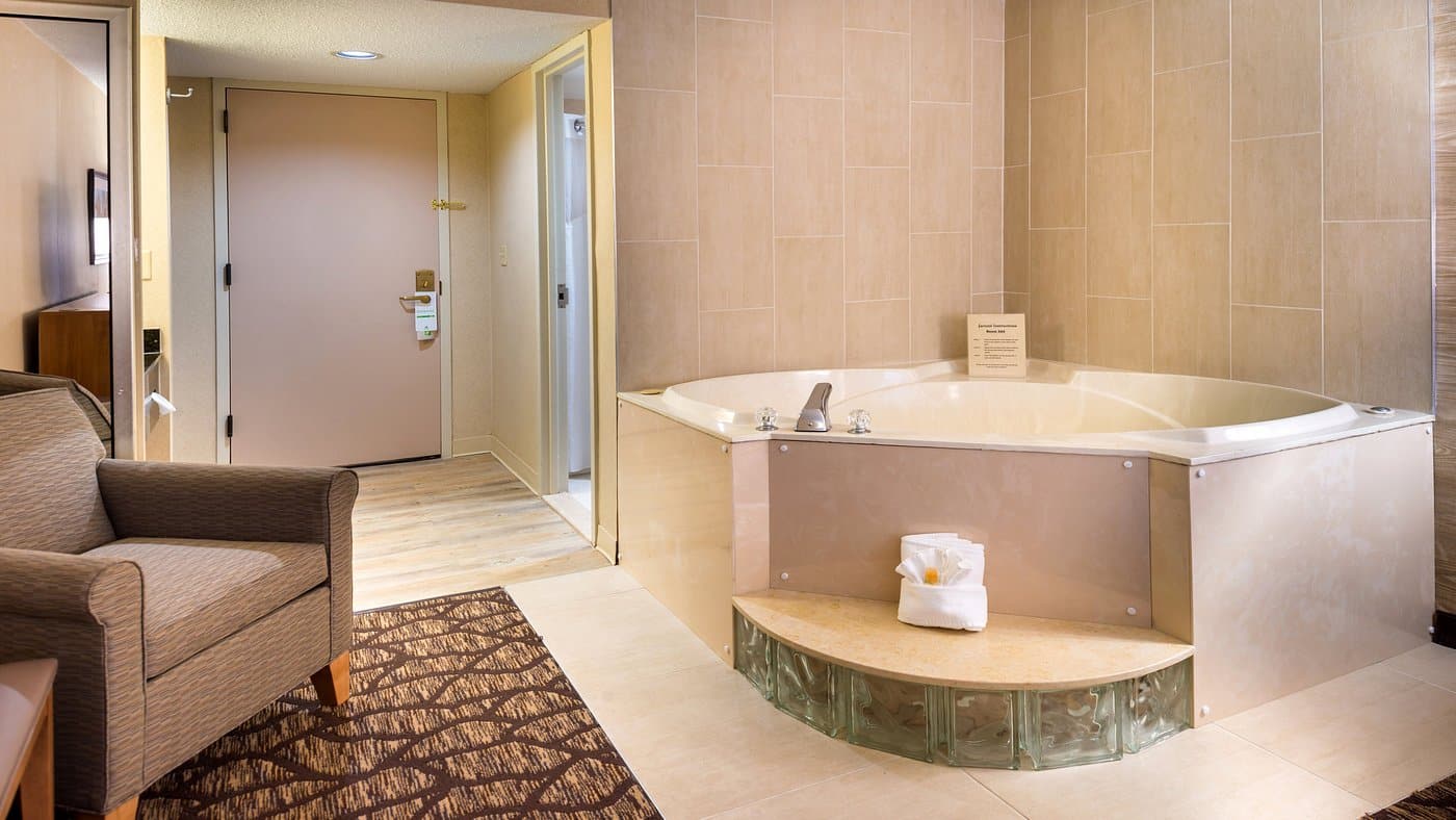 Holiday Inn & Suites Warren has jacuzzi suites