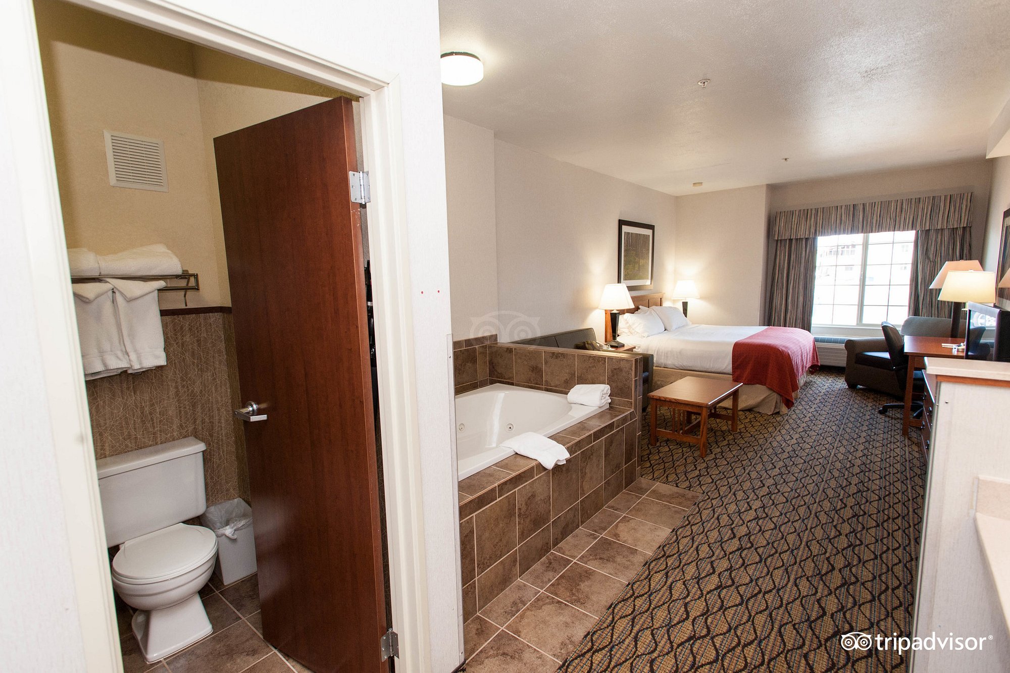 Holiday Inn West Yellowstone By IHG has jacuzzi suites
