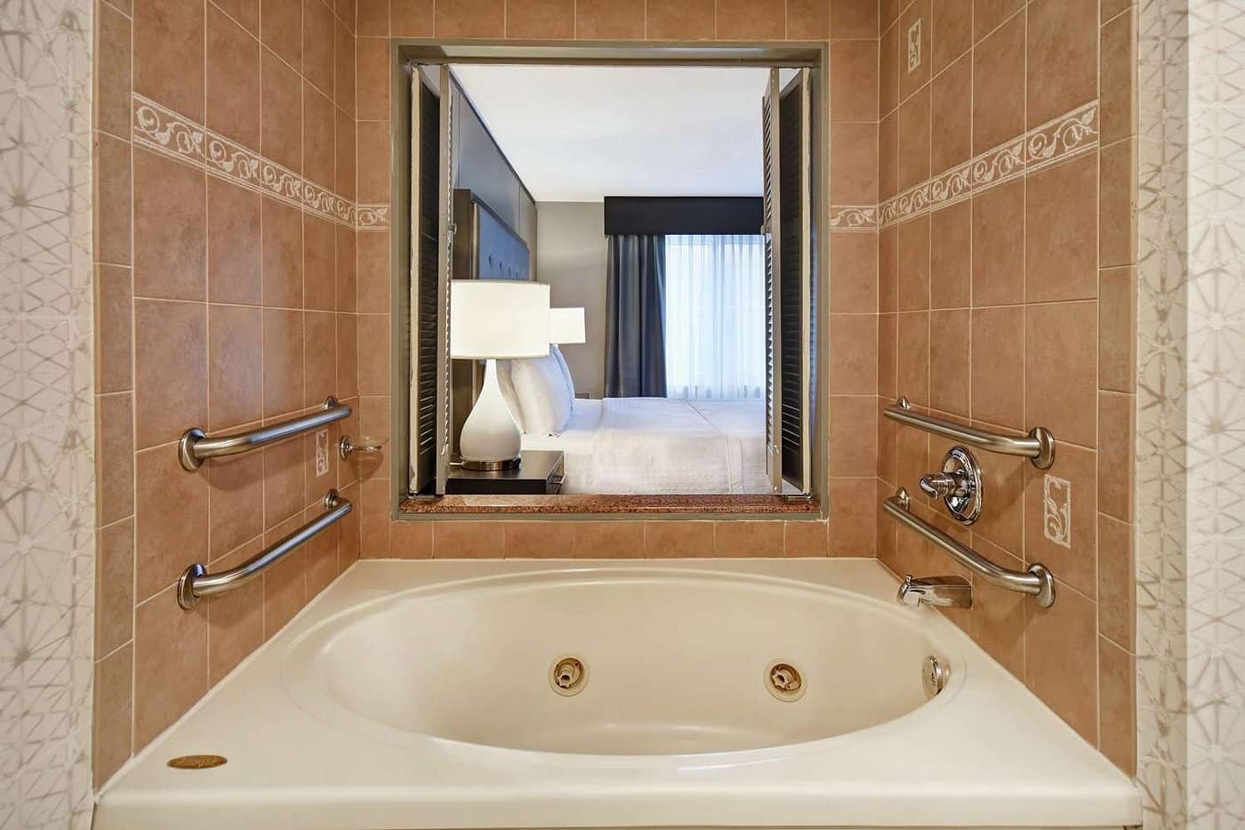 Homewood Suites by Hilton Edgewater-NYC Area has jacuzzi suites