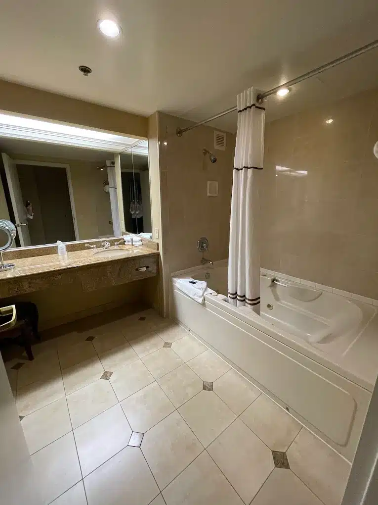 Horseshoe Bossier Casino & Hotel has jacuzzi suites