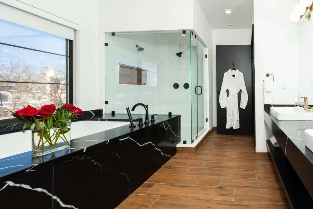 Hotel Earl of Charlevoix has jacuzzi suites