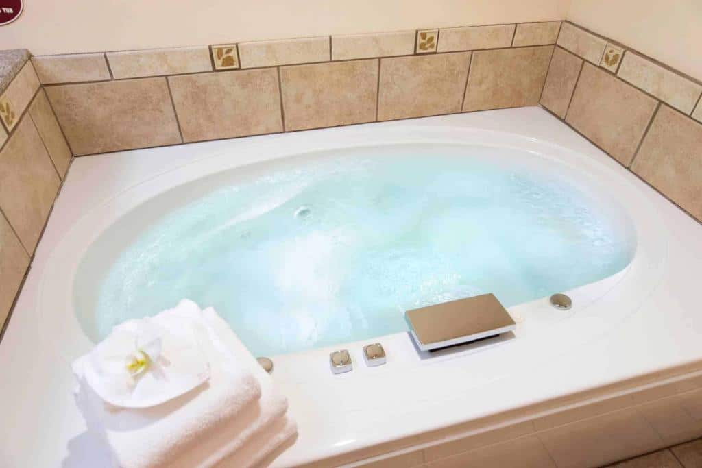 Hotel Glenwood Springs has jacuzzi suites