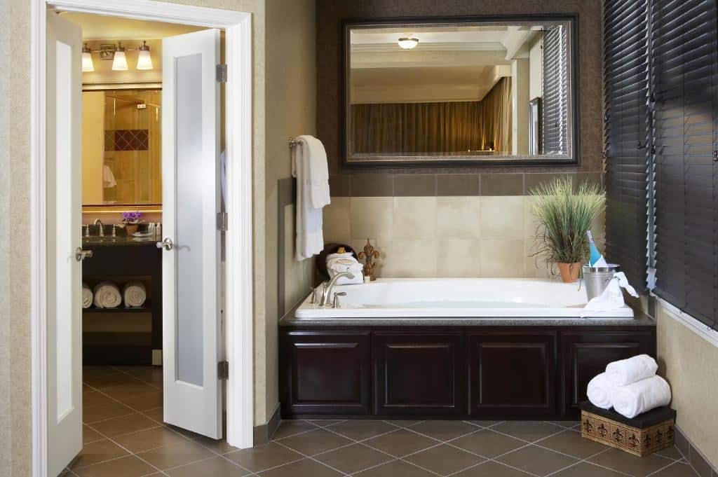 Hotel Julien Dubuque has jacuzzi suites