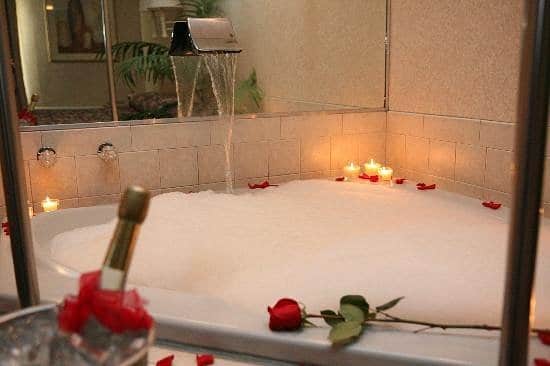 Howard Johnson Hotel by Wyndham Toms River has jacuzzi suites