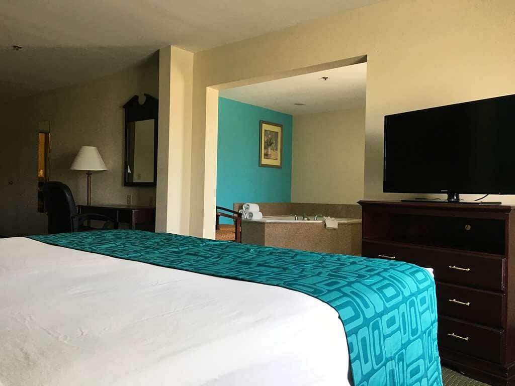 Howard Johnson by Wyndham Houma has jacuzzi suites