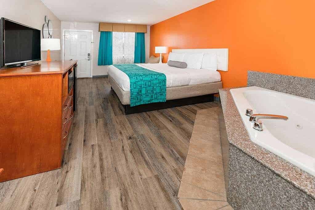 Howard Johnson by Wyndham Lafayette has jacuzzi suites