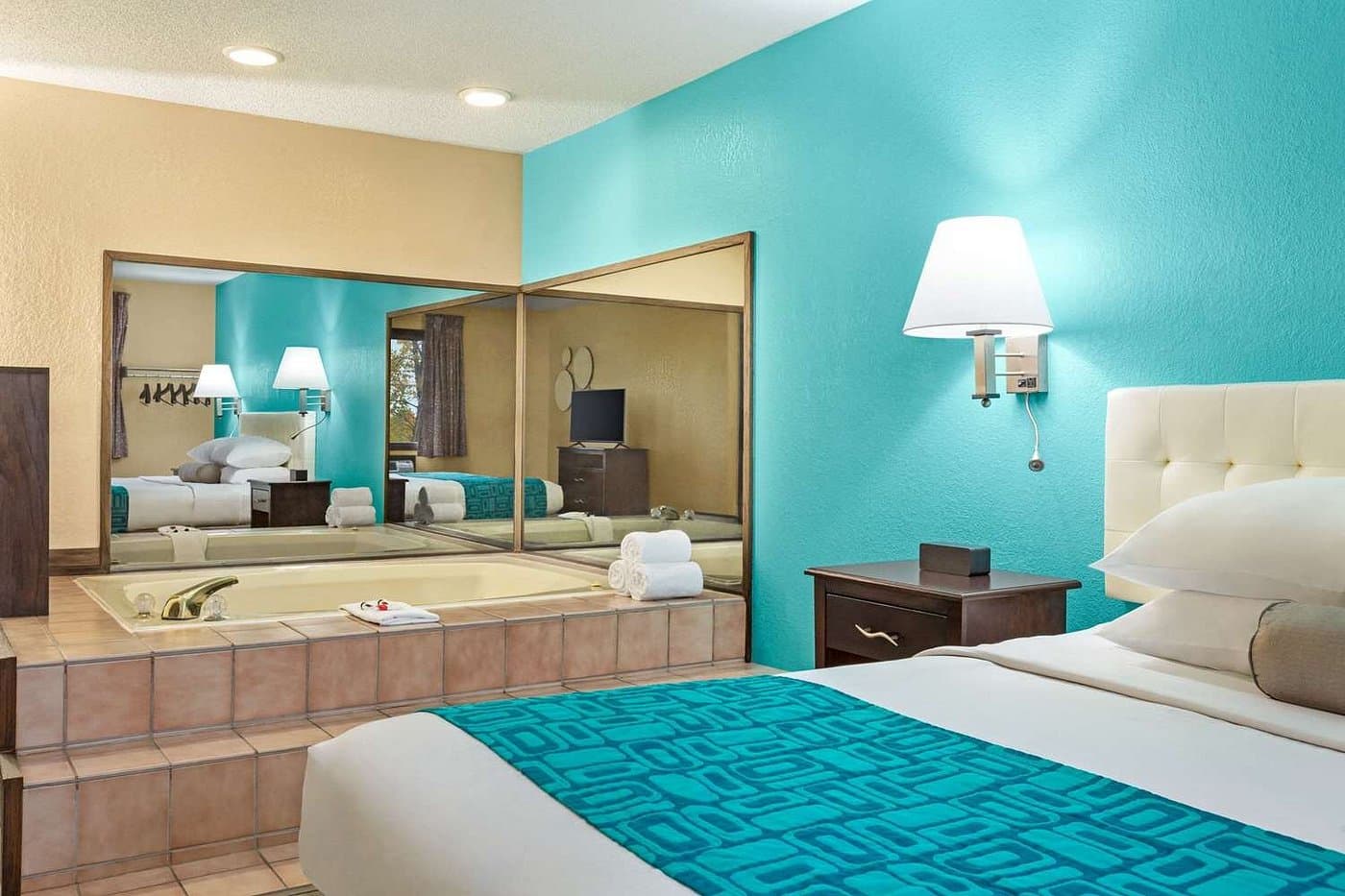 Howard Johnson by Wyndham Waterloo/Cedar Falls has jacuzzi suites