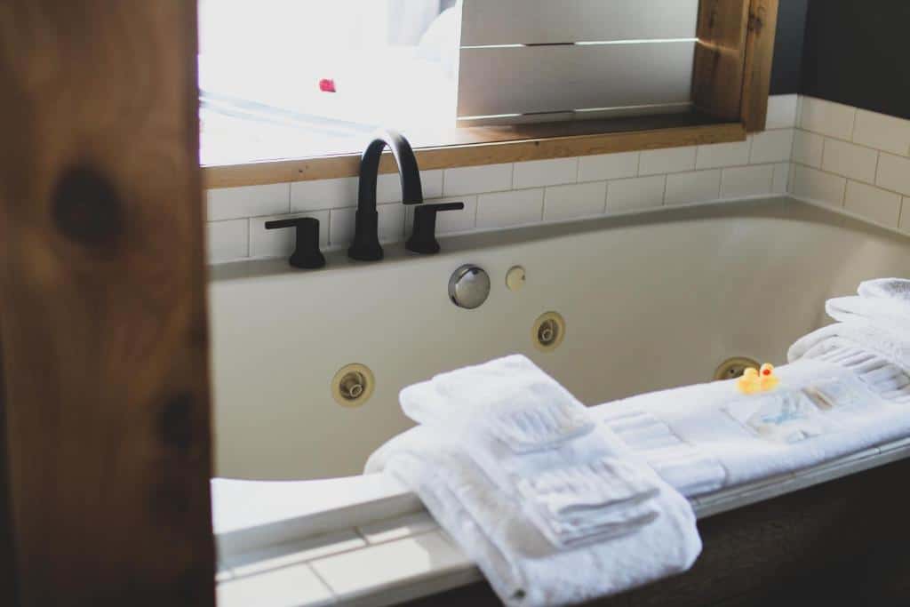 Inn at Discovery Coast has jacuzzi suites