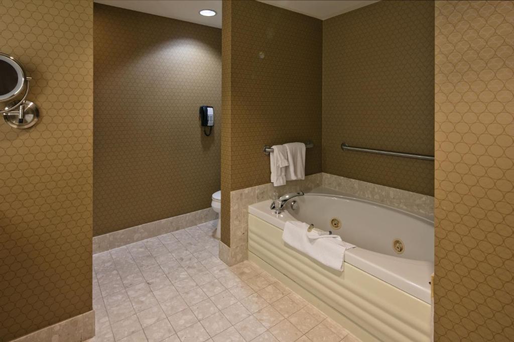 Isle Casino Hotel Bettendorf has jacuzzi suites