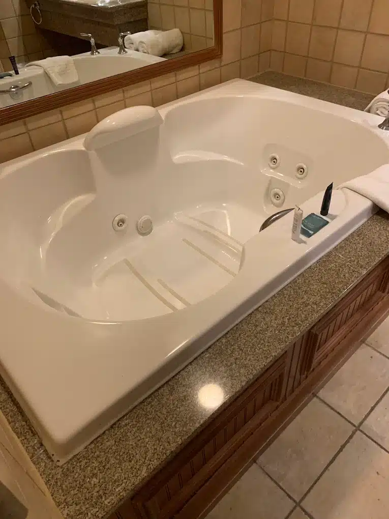 Isle Casino Hotel Waterloo has jacuzzi suites