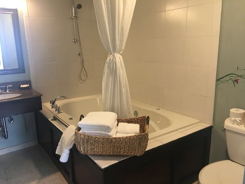 Kalispell Grand Hotel has jacuzzi suites