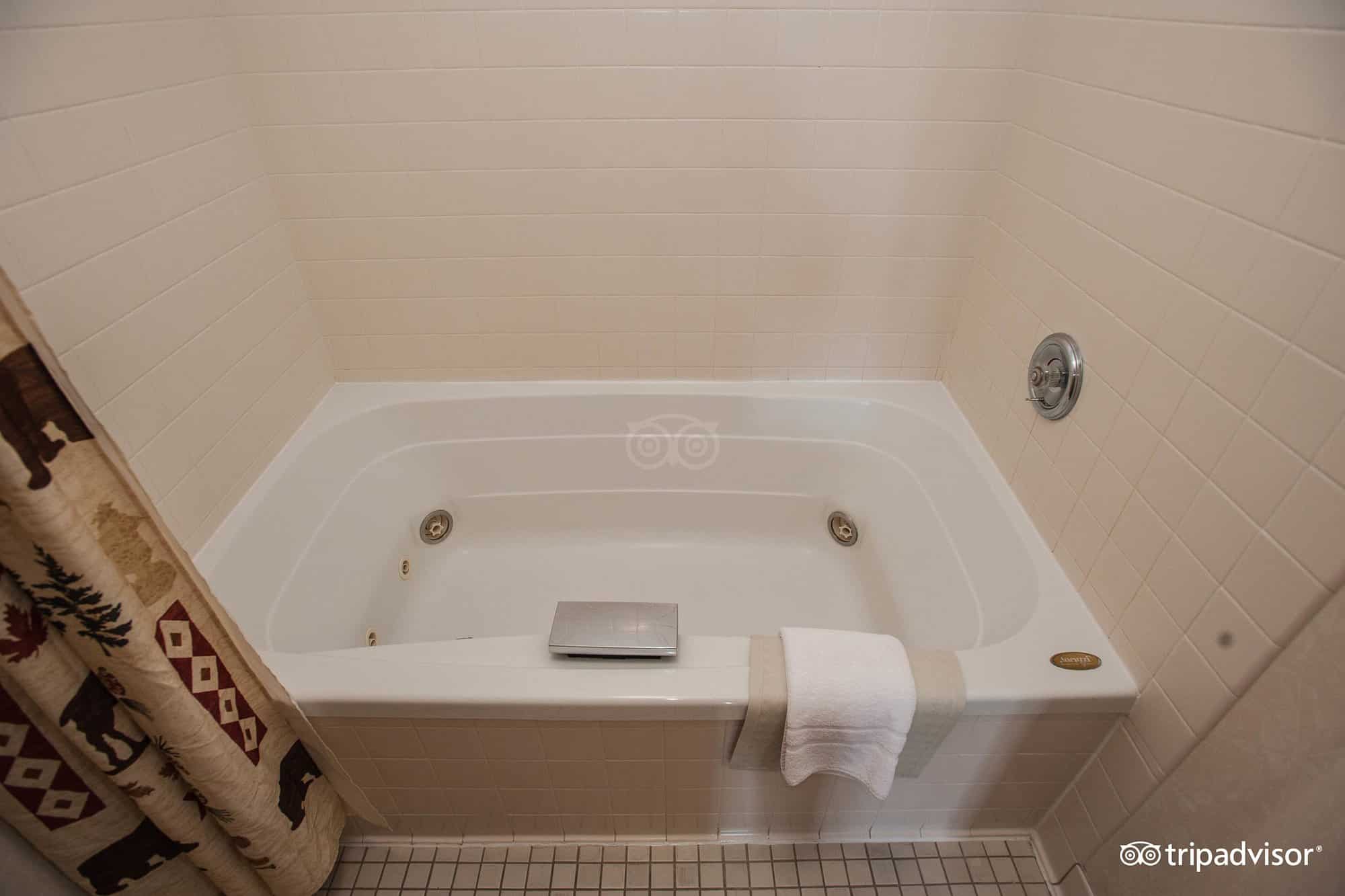 Kelly Inn-West Yellowstone has jacuzzi suites