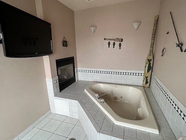 La Quinta Inn & Suites by Wyndham Belgrade - Bozeman Airport has jacuzzi suites