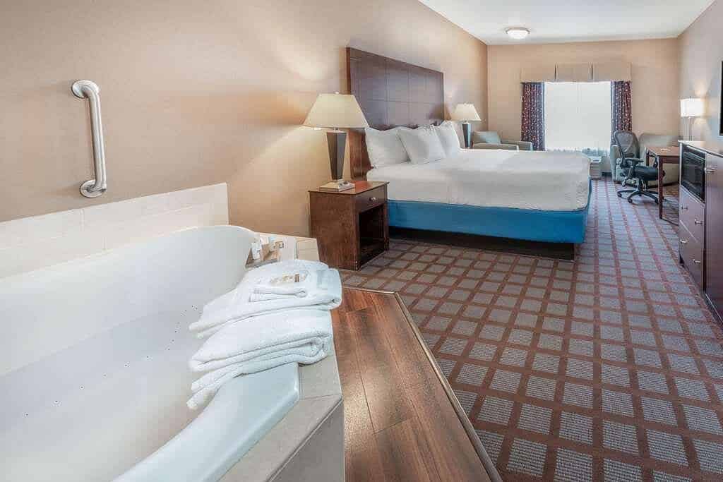 La Quinta Inn & Suites by Wyndham Bozeman has jacuzzi suites