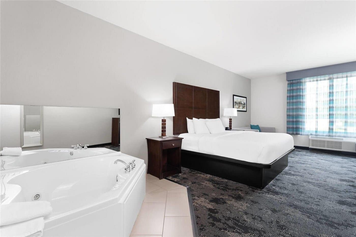 La Quinta Inn & Suites by Wyndham Columbus – Edinburgh has jacuzzi suites
