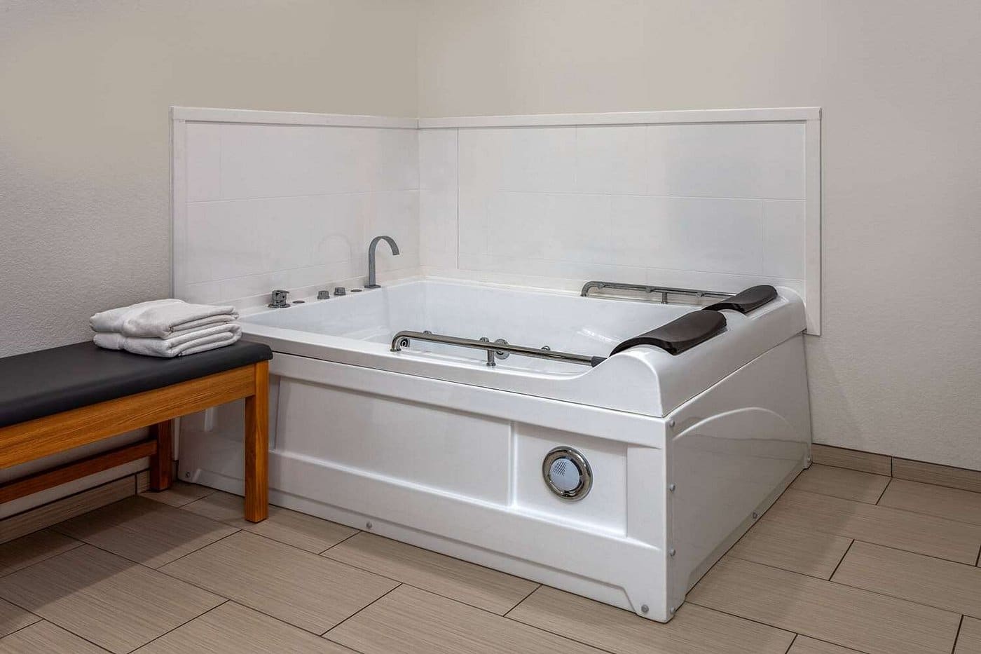 La Quinta Inn & Suites by Wyndham Coralville Iowa City has jacuzzi suites