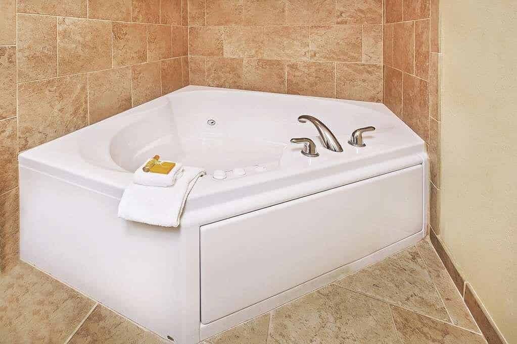 La Quinta Inn & Suites by Wyndham Dickinson has jacuzzi suites