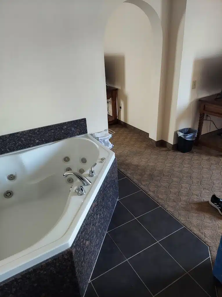 La Quinta Inn & Suites by Wyndham Dodge City has jacuzzi suites