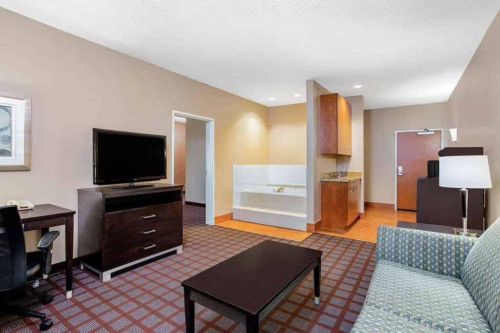 La Quinta by Wyndham Indianapolis Airport West has jacuzzi suites
