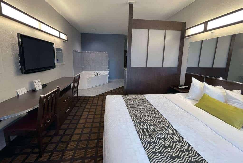 Microtel Inn & Suites by Wyndham Michigan City has jacuzzi suites