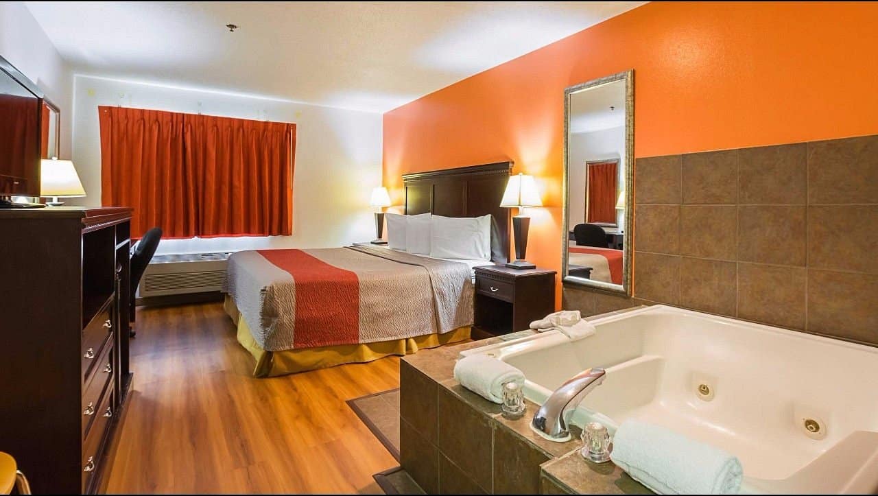 Motel 6 Crossroads Mall-Waterloo-Cedar Falls has jacuzzi suites