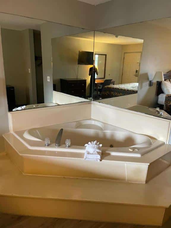 NOLA Inn has jacuzzi suites
