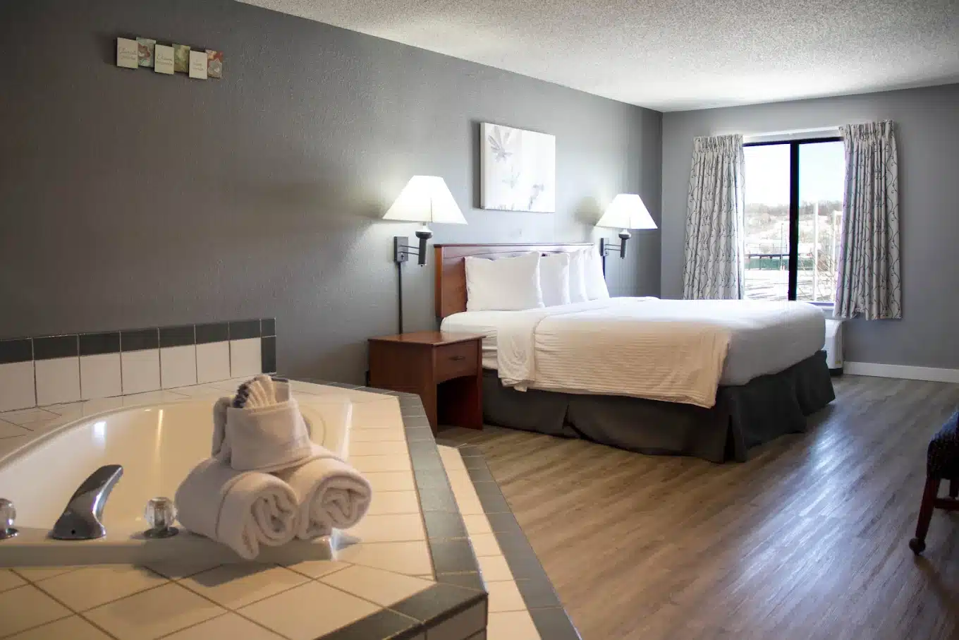 New Victorian Inn & Suites Sioux City has jacuzzi suites