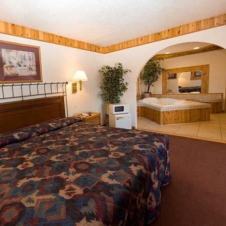 North Country Inn & Suites has jacuzzi suites
